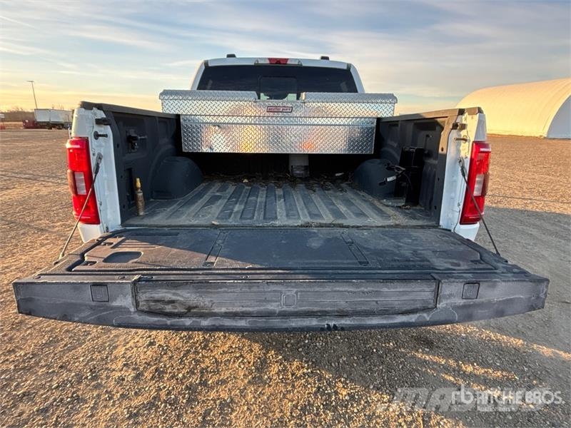 Ford F-150 XLT 4x4 Crew Cab Pickup أخرى