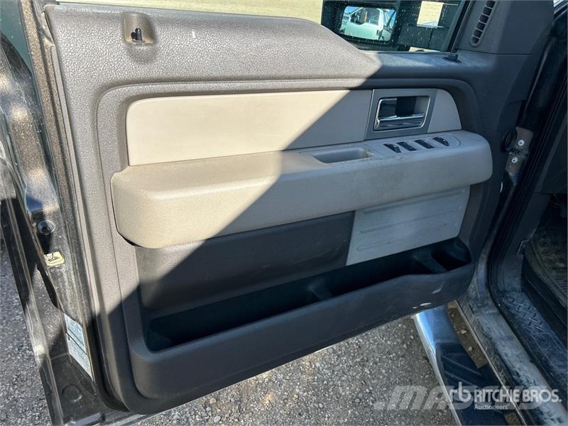 Ford F-150 XLT 4x4 Crew Cab Pickup Egyéb