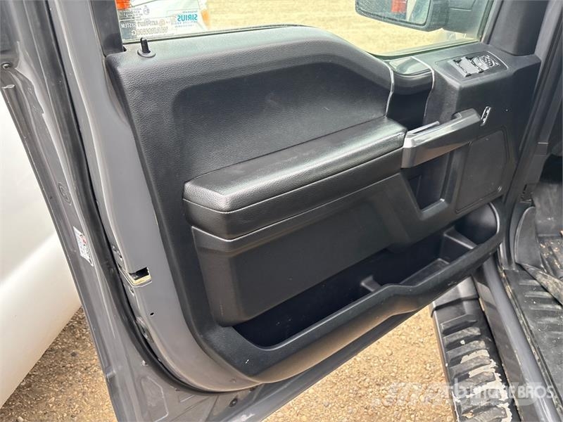 Ford F-150 XLT 4x4 Crew Cab Pickup Muu