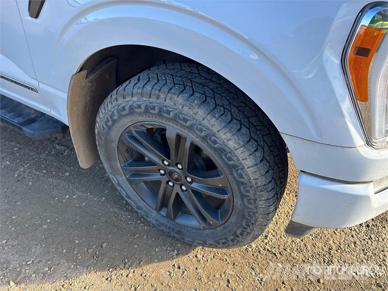 Ford F-150 XLT FX4 4x4 Crew Cab Pickup Egyéb