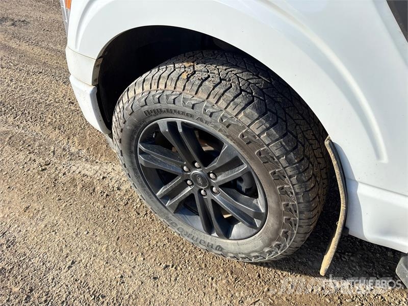 Ford F-150 XLT FX4 4x4 Crew Cab Pickup Egyéb