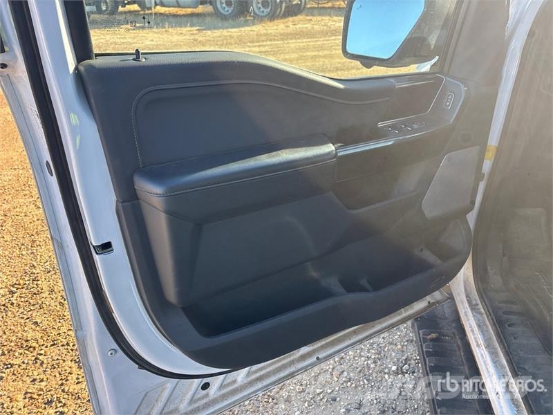 Ford F-150 XLT FX4 4x4 Crew Cab Pickup Egyéb