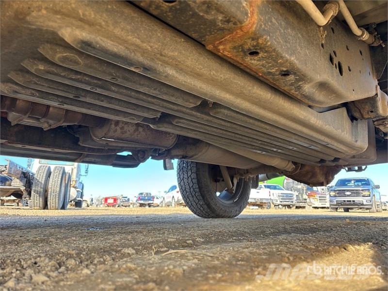 Ford F-150 XLT FX4 4x4 Crew Cab Pickup Egyéb