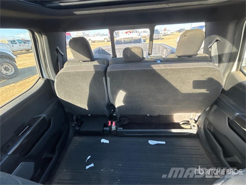 Ford F-150 XLT FX4 4x4 Crew Cab Pickup Egyéb