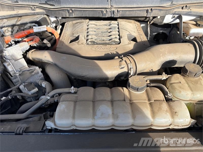Ford F-150 XLT FX4 4x4 Crew Cab Pickup Egyéb