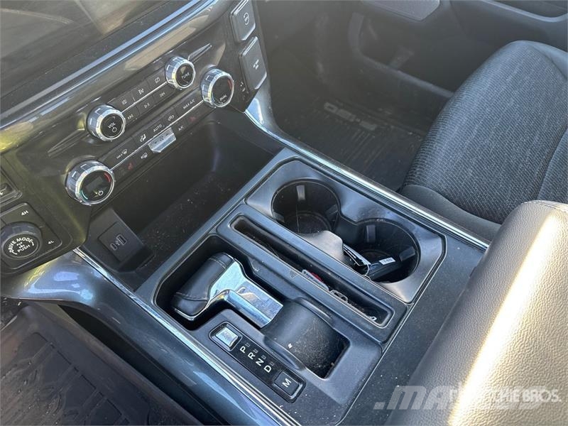 Ford F-150 XLT FX4 4x4 Crew Cab Pickup Egyéb