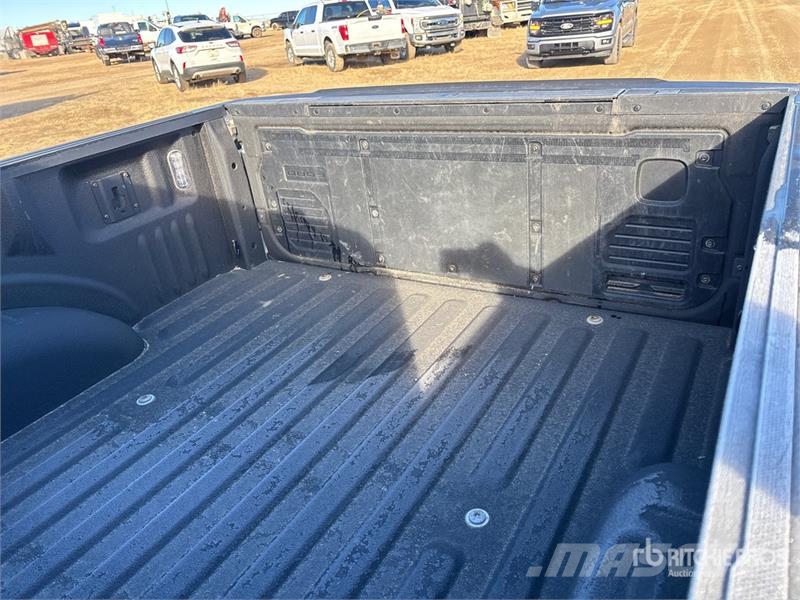 Ford F-150 XLT FX4 4x4 Crew Cab Pickup Egyéb