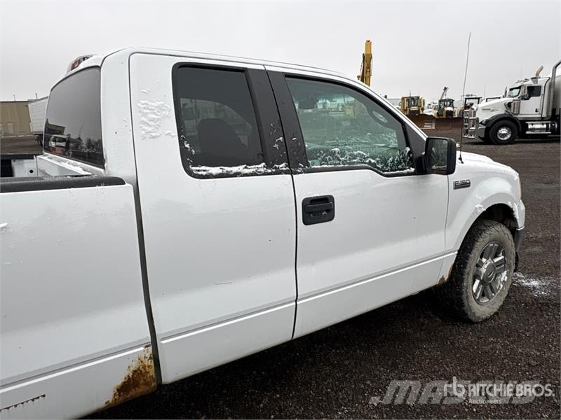 Ford F-150 XLT SD 4x4 Extended Cab Pickup Muu