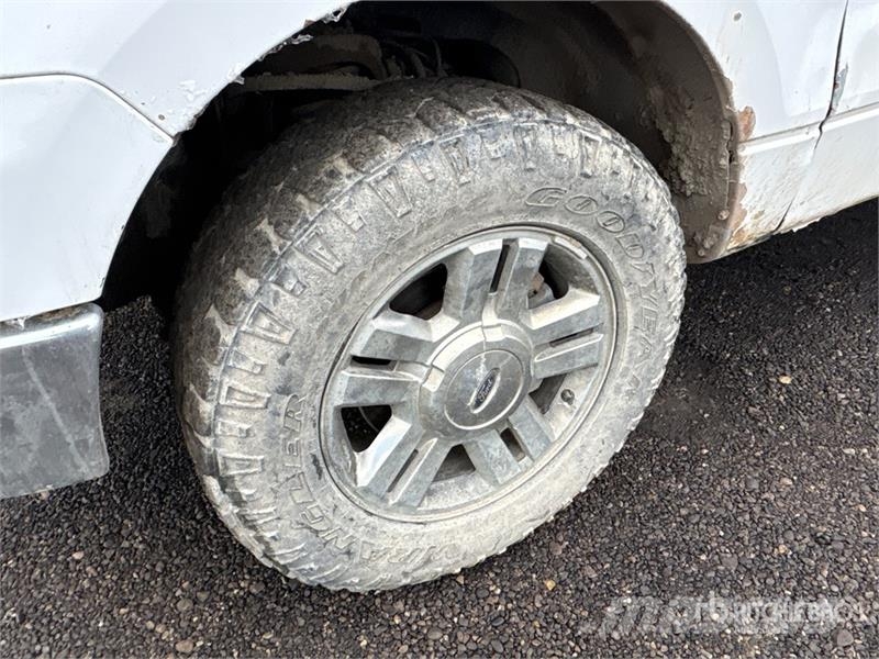 Ford F-150 XLT SD 4x4 Extended Cab Pickup Muu