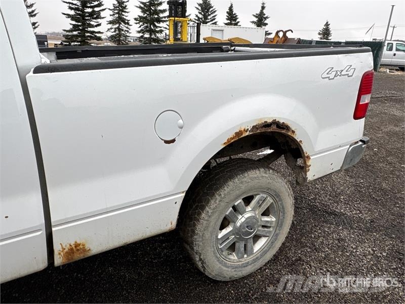 Ford F-150 XLT SD 4x4 Extended Cab Pickup Muu