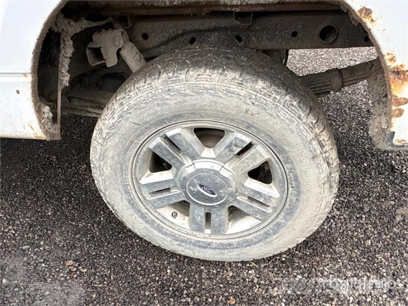 Ford F-150 XLT SD 4x4 Extended Cab Pickup Muu