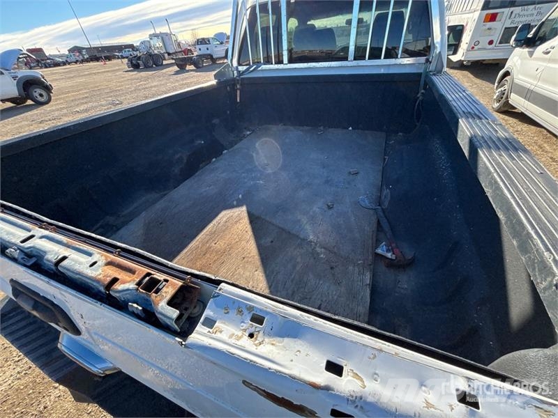 Ford F-250 4x4 Crew Cab Pickup Egyéb