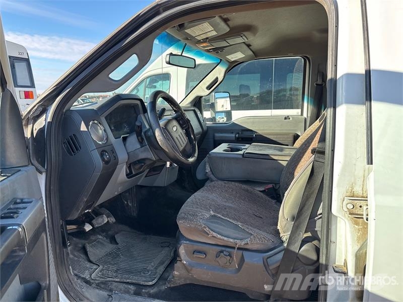 Ford F-250 4x4 Crew Cab Pickup Egyéb