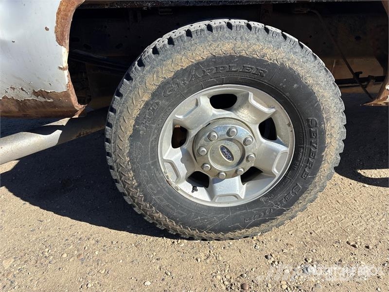 Ford F-250 4x4 Crew Cab Pickup Kita