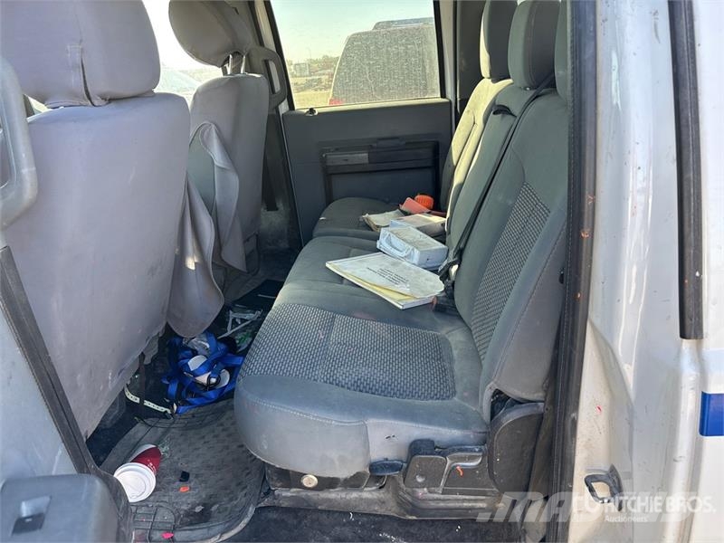 Ford F-250 4x4 Crew Cab Pickup Egyéb