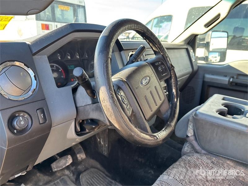 Ford F-250 4x4 Crew Cab Pickup Egyéb