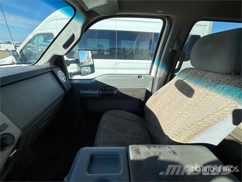 Ford F-250 4x4 Crew Cab Pickup Egyéb