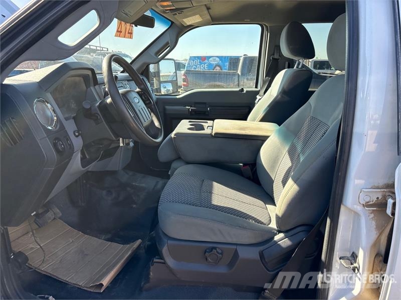 Ford F-250 4x4 Crew Cab Pickup Kita