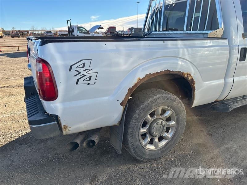 Ford F-250 4x4 Crew Cab Pickup Egyéb