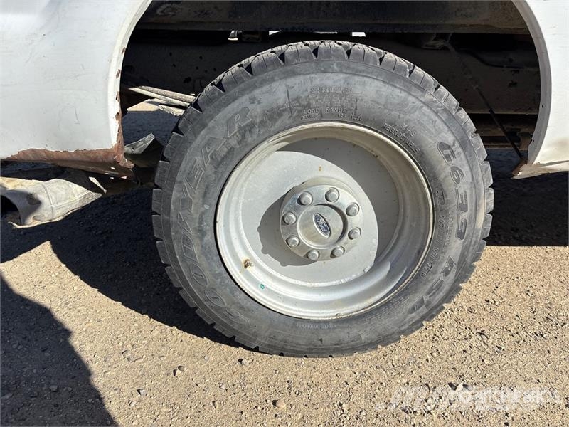Ford F-250 4x4 Crew Cab Pickup Egyéb