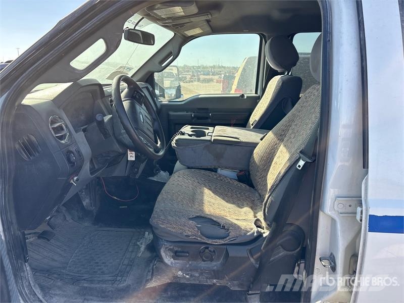 Ford F-250 4x4 Crew Cab Pickup Egyéb