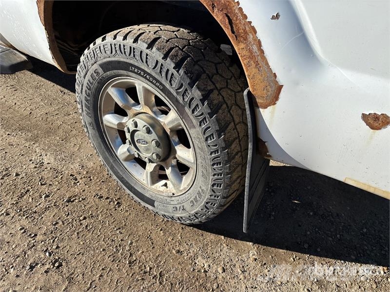 Ford F-250 4x4 Crew Cab Pickup Egyéb