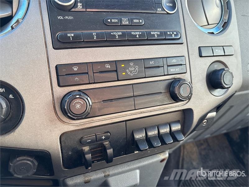 Ford F-250 4x4 Crew Cab Pickup Egyéb