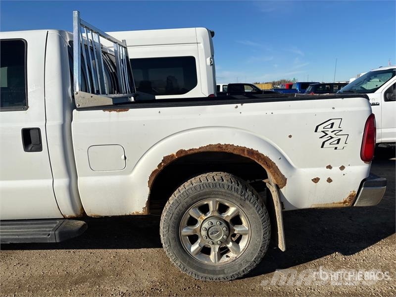 Ford F-250 4x4 Crew Cab Pickup Egyéb