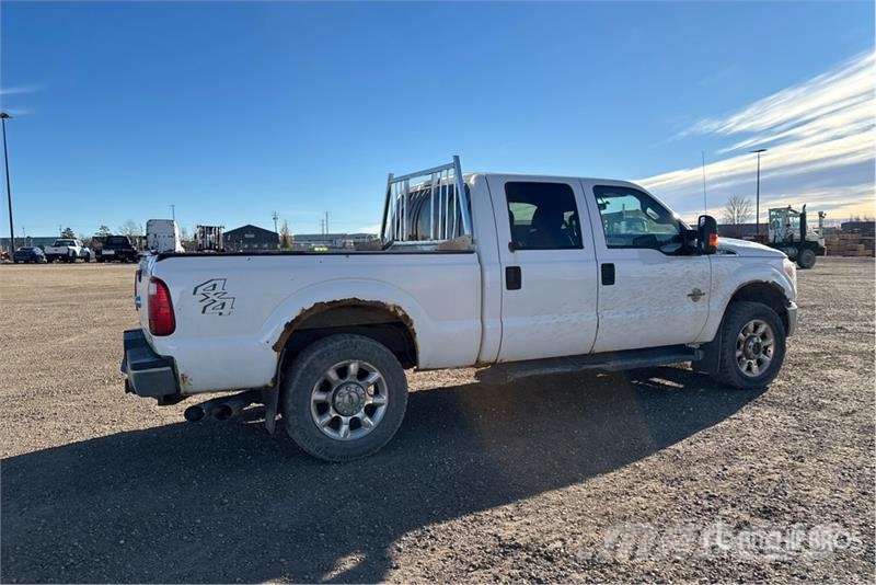 Ford F-250 4x4 Crew Cab Pickup Egyéb