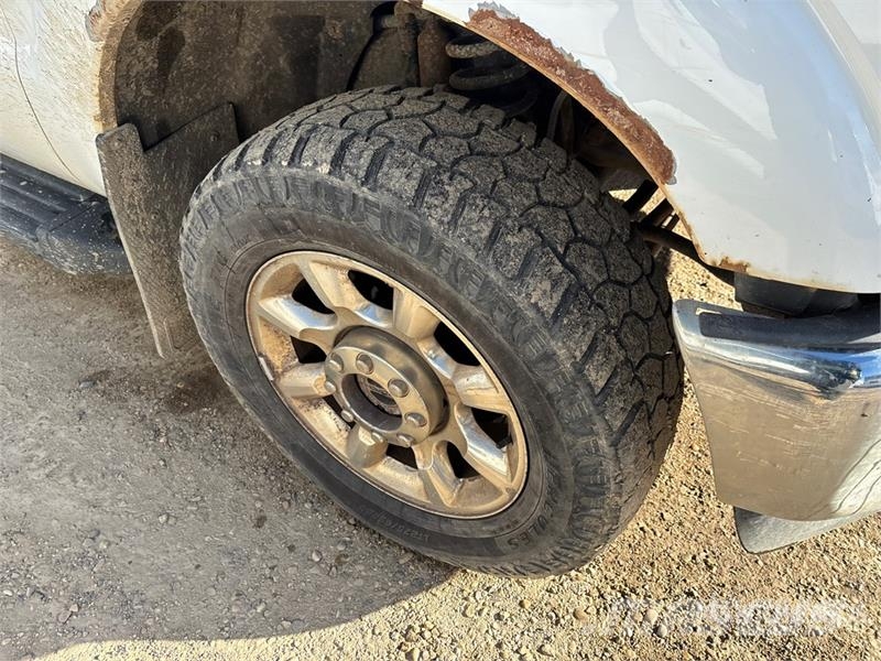 Ford F-250 4x4 Crew Cab Pickup Egyéb