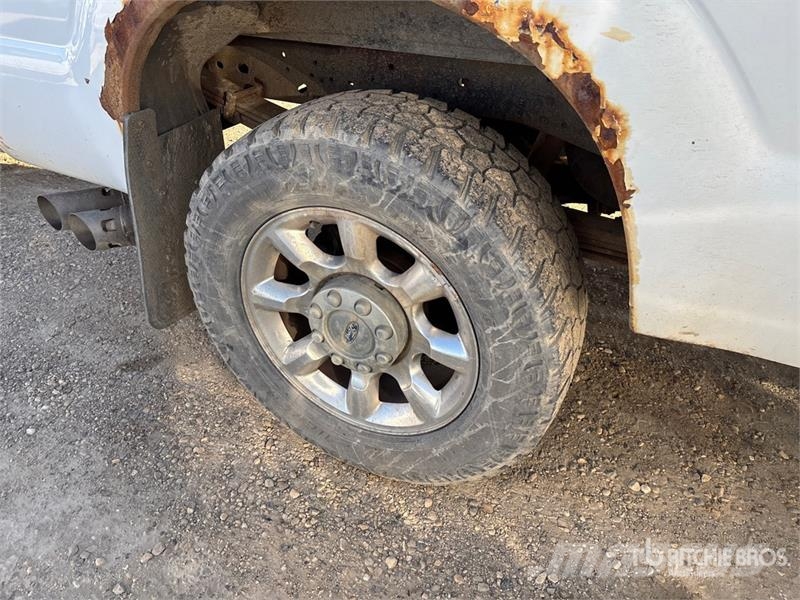 Ford F-250 4x4 Crew Cab Pickup Egyéb