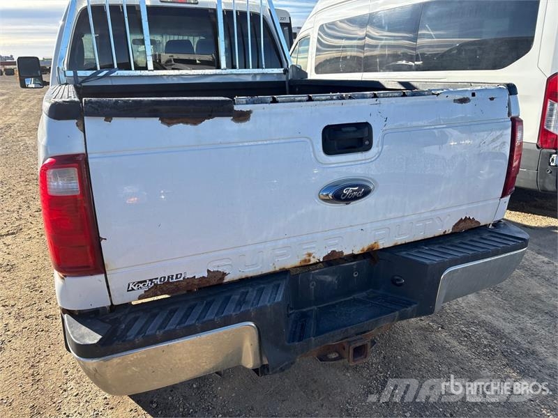 Ford F-250 4x4 Crew Cab Pickup Egyéb