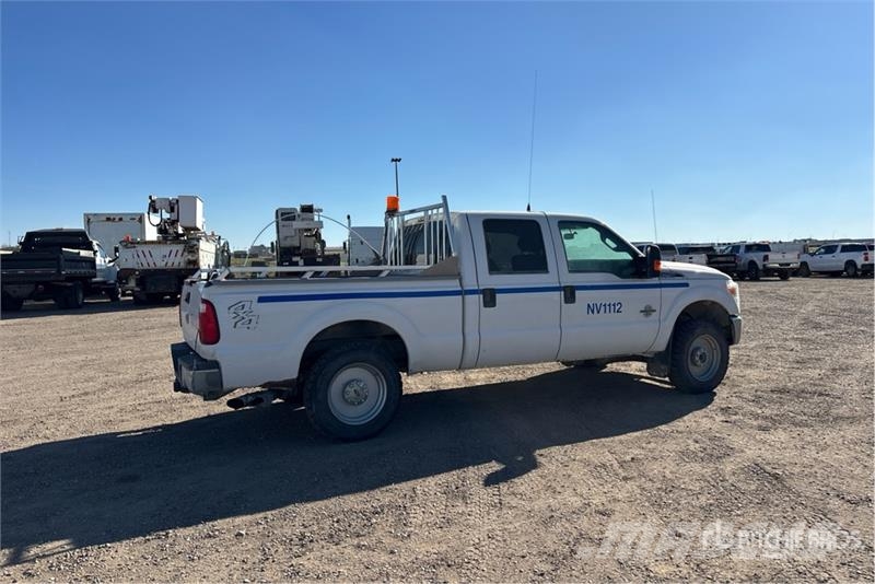 Ford F-250 4x4 Crew Cab Pickup Egyéb