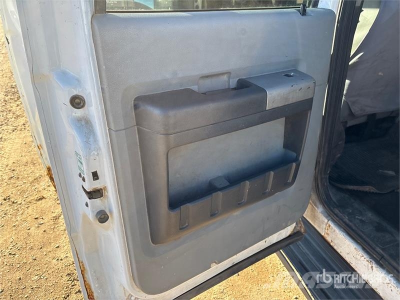 Ford F-250 4x4 Crew Cab Pickup Egyéb
