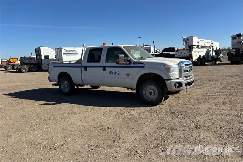 Ford F-250 4x4 Crew Cab Pickup Egyéb