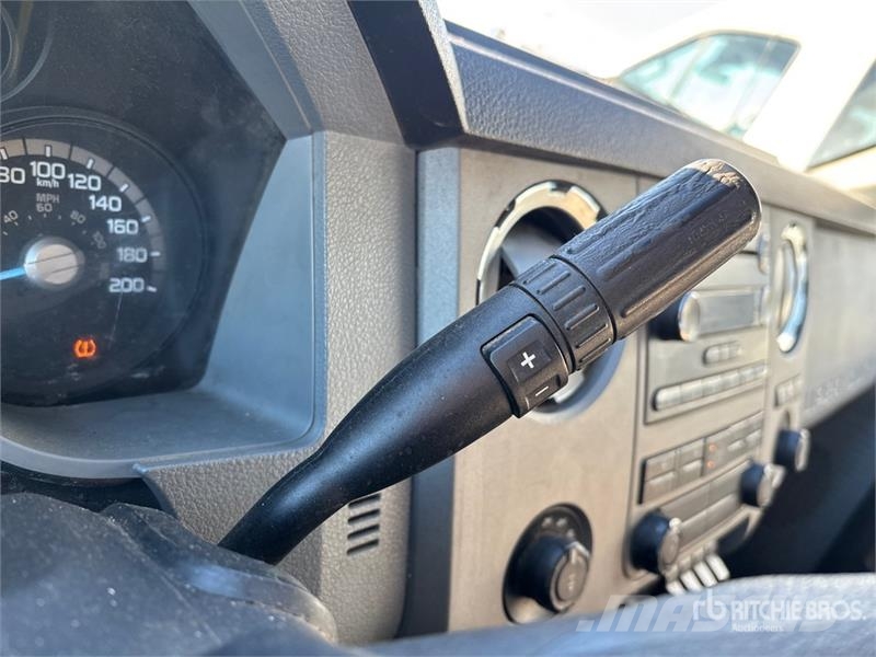 Ford F-250 4x4 Crew Cab Pickup Egyéb