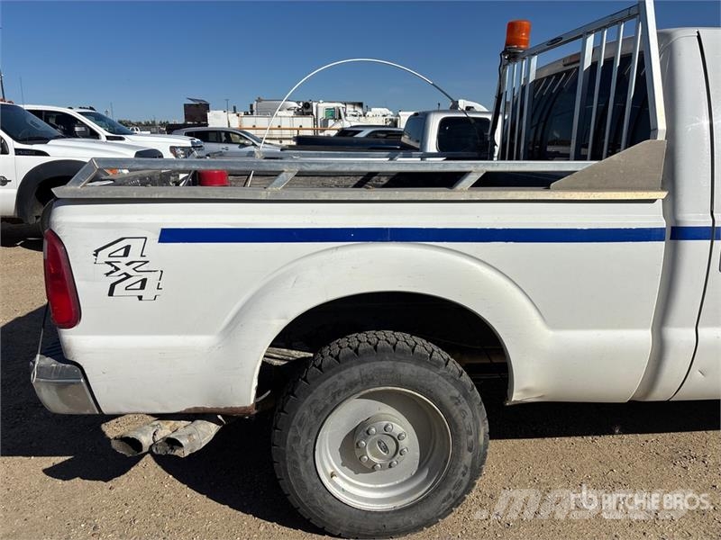 Ford F-250 4x4 Crew Cab Pickup Egyéb