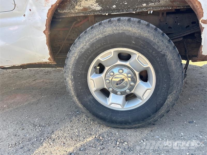 Ford F-250 4x4 Crew Cab Pickup Kita