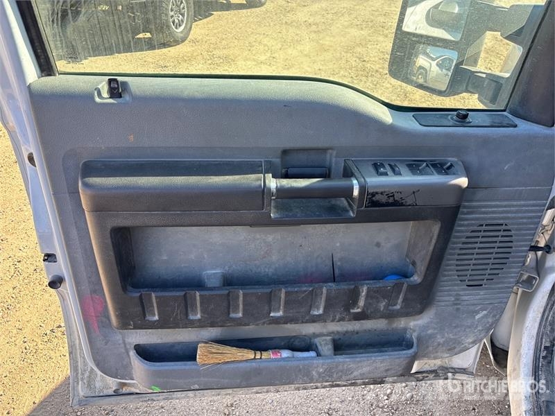 Ford F-250 4x4 Crew Cab Pickup Egyéb