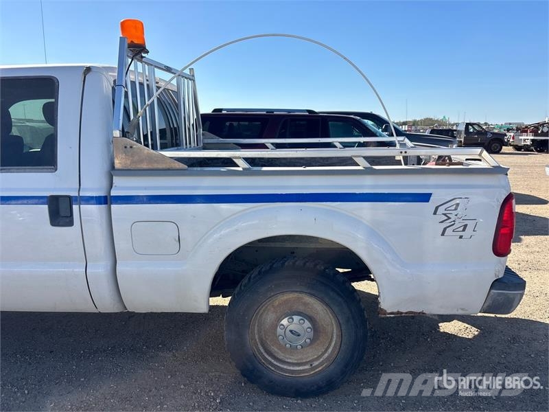 Ford F-250 4x4 Crew Cab Pickup Egyéb