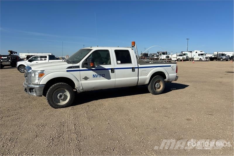Ford F-250 4x4 Crew Cab Pickup Egyéb