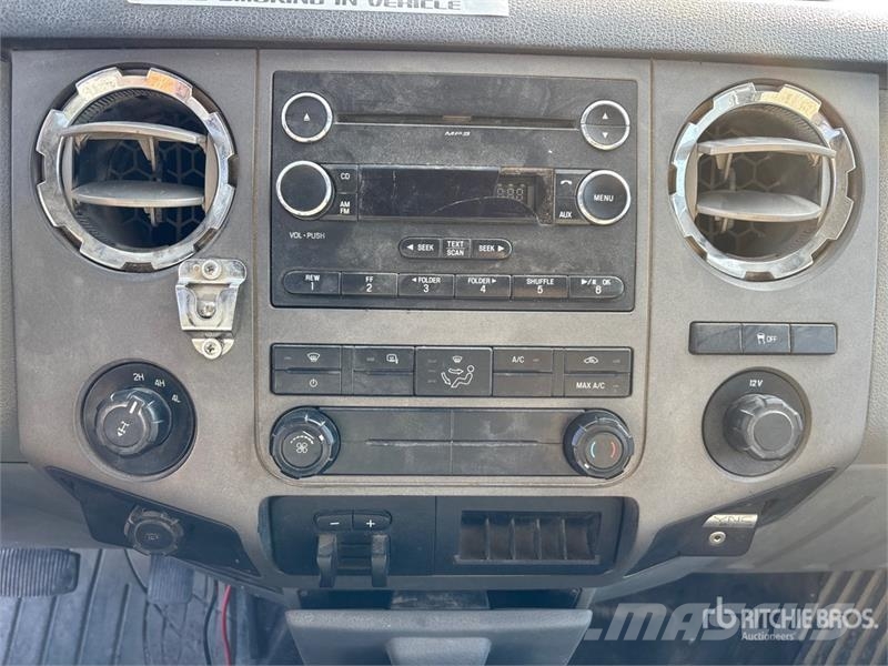 Ford F-250 4x4 Crew Cab Pickup Egyéb