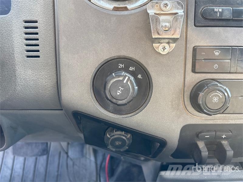 Ford F-250 4x4 Crew Cab Pickup Egyéb