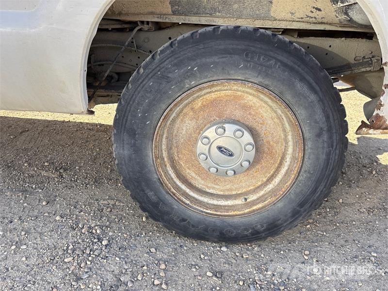 Ford F-250 4x4 Crew Cab Pickup Egyéb