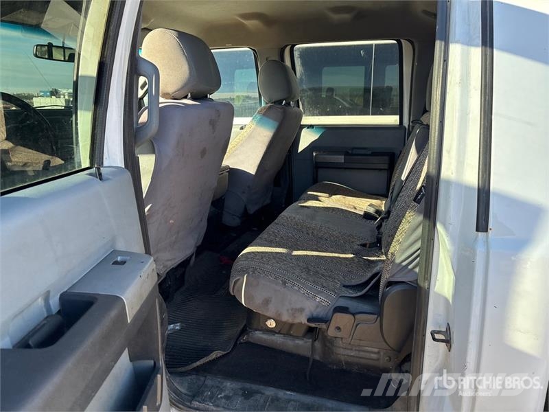 Ford F-250 4x4 Crew Cab Pickup Egyéb
