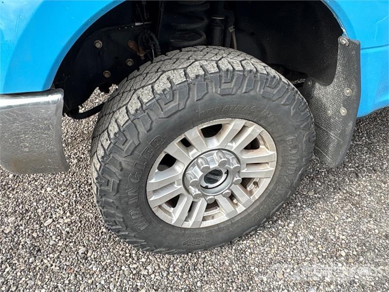 Ford F-250 4x4 Crew Cab Pickup Ostalo