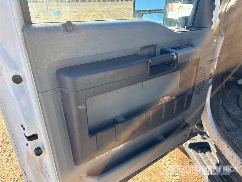 Ford F-250 4x4 Crew Cab Pickup Egyéb