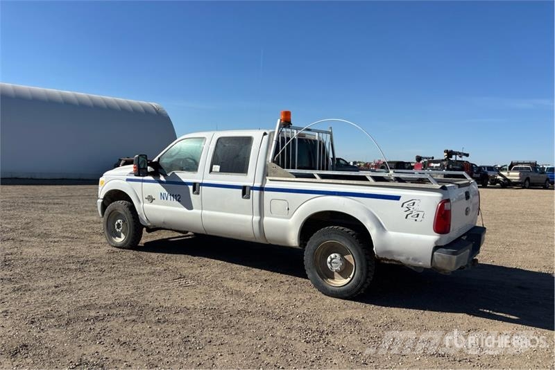 Ford F-250 4x4 Crew Cab Pickup Egyéb