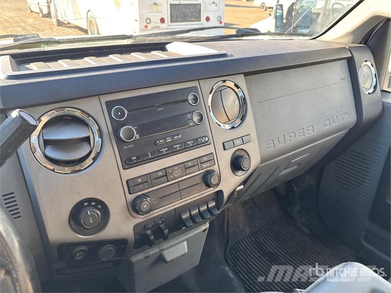 Ford F-250 4x4 Crew Cab Pickup Egyéb