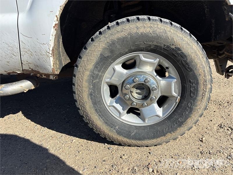 Ford F-250 4x4 Crew Cab Pickup Kita